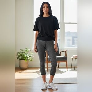 😻 3/$30 Lululemon Heathered Gray Cropped Leggings Size 4